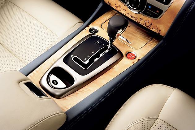 Edler Materialmix: Holz, Leder, Alu