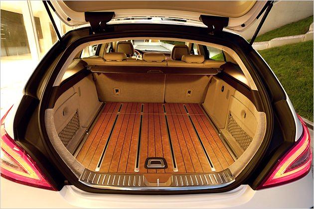 Edles Extra: Der Kofferraum-Boden aus amerikanischem Kirschbaumholz mit schwarzen Intarsien