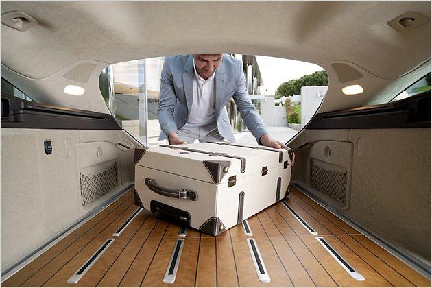 Koffer, die nicht festgezurrt sind, hinterlassen auf dem Holzboden allerdings schnell Gebrauchsspuren