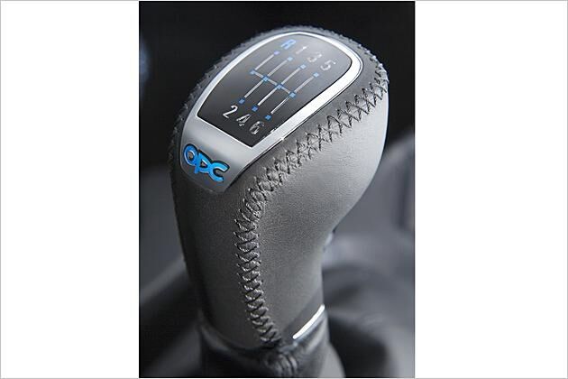 Leder und OPC-Logo am Schaltknauf