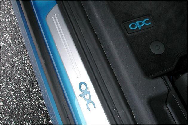 Der OPC Schriftzug findet sich auch an der Einstiegsleiste und den Fußmatten