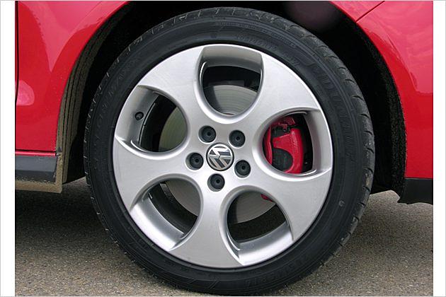 Der Polo GTI besitzt serienmäßig 16-Zoll-Aluräder mit breiten Reifen