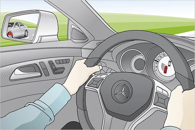 Der aktive Totwinkel-Assistent warnt den Fahrer vor überholenden Fahrzeugen und greift gegebenfalls mit einem leichten Lenkeingriff ein
