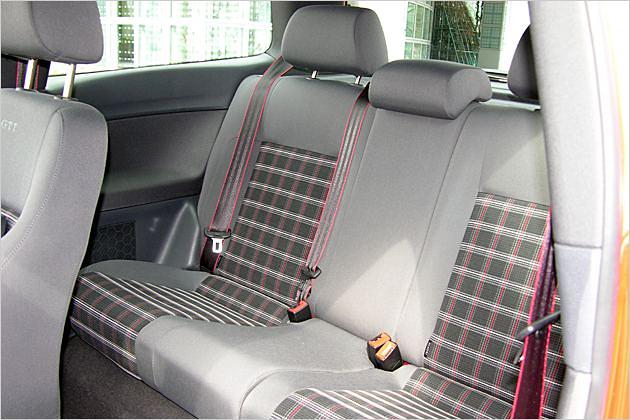 Im Fond ist wie beim normalen Polo Platz für drei Insassen