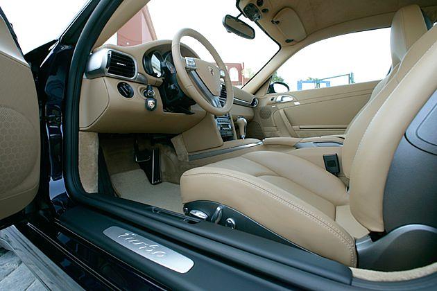 Die Turbo-Einstiegsleiste und die vollelektrischen Sportsitze sind Serie