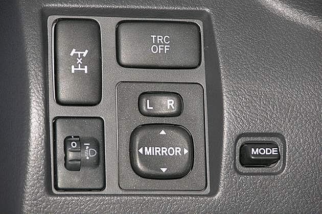 Serienmäßig: Das Sperrdifferenzial wird mit dem Knopf links oben im Bild zugeschaltet