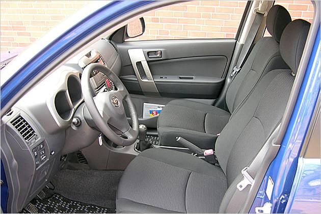 Gute Platzverhältnisse bietet der Terios auf den vorderen Sitzen