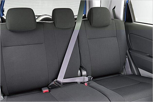 Der mittlere Sitz mit Dreipunktgurt ist nur sehr schmalen Gästen zu empfehlen