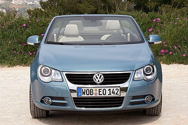 Wie die Heckleuchten erinnern auch die Frontscheinwerfer an den Passat