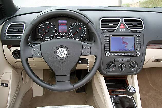 Cockpit: An das Interieur des Golf angelehnt, aber mit optisch betonten Luftaustrittsdüsen