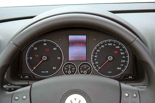 Instrumente: Weiße Ziffern auf schwarzem Grund plus rote Signallämpchen