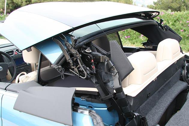 Drähte und Scharniere en masse: Die fünfteilige Verdeckkonstruktion ist recht komplex