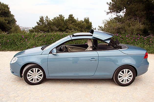 Der gläserne, vordere Teil des Dachs schließt sich, noch bevor die Heckscheibe herunterfährt