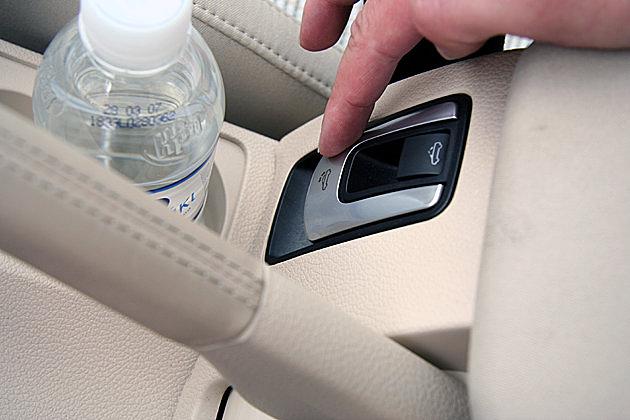 Das Verdeck wird mit einem Metallschalter neben der Handbremse geöffnet