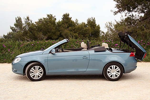 Zuerst öffnet sich der Heckdeckel  wer eng einparkt sollte dabei vorsichtig sein