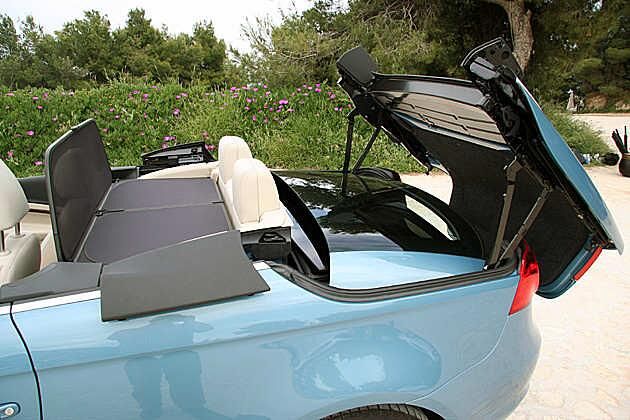 Unter der Klappe liegt das fünfteilige Verdeck, das VW zusammen mit Webasto entwickelt hat