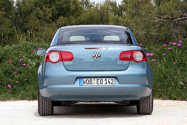 Von hinten könnte man dieses Auto für ein Coupé oder eine Limousine halten