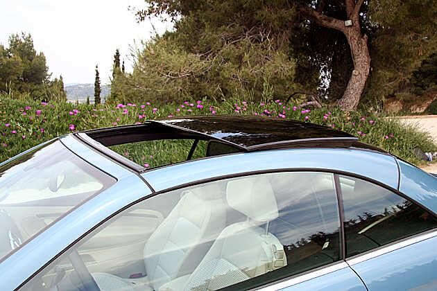 Frischluft auch an kühleren Tagen: Der vorderste Teil des Dachs lässt sich öffnen