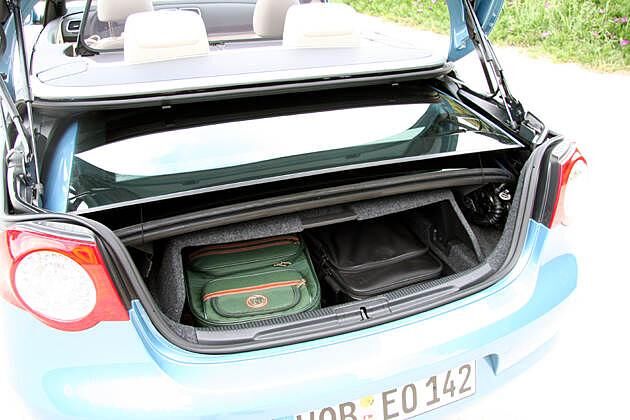 Bei offenem Dach wird es eng: Nur noch 205 Liter Kofferraum