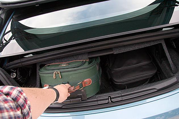 Durch den engen Spalt kann man das Gepäck nur schwer ein- und ausladen