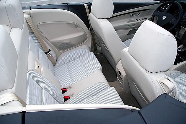 Der Platz auf den zwei Rücksitzen ist erstaunlich großzügig bemessen