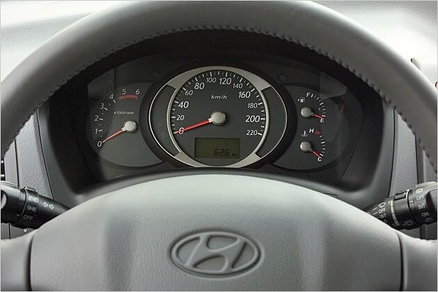 Alles Wichtige dabei: Tacho, Drehzahlmesser, Benzinuhr, Temperaturanzeige