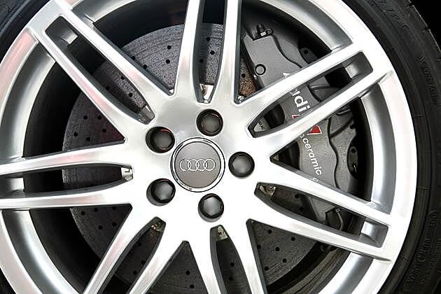 Optionale Keramikbremsen verbessern die Bremseigenschaften