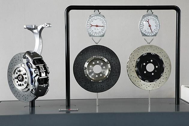 Bremsscheiben: Keramik (Mitte) und Stahl (rechts) im Vergleich