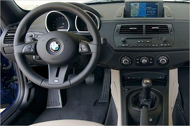 Aufgeräumt und typisch BMW: Der Arbeitsplatz im Z4