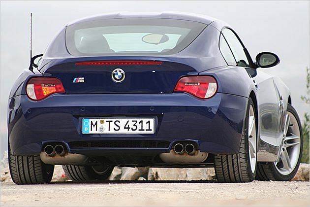 Die Linien des Coupés zentrieren sich auf einen Punkt hinter dem Wagen
