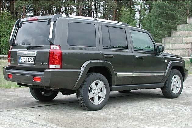 Die scheinbar grob verschraubten Kotflügelverbreiterungen erinnern an Arbeitsautos