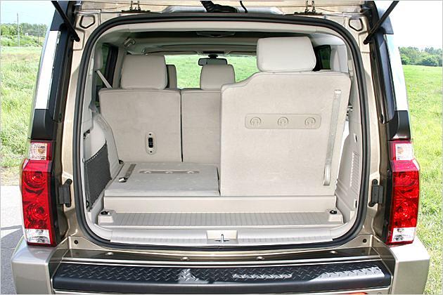 Die Sitze können flach an den Boden geklappt werden