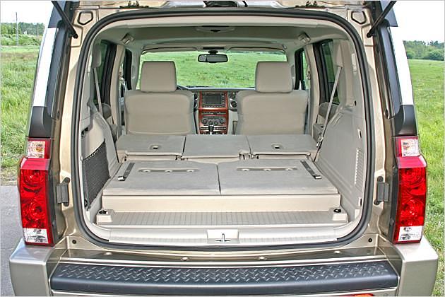 Beim Falten der Sitze entsteht ein fast ebener Ladeboden