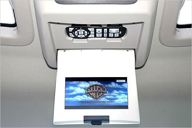 Der Bildschirm des DVD-Players im Dachhimmel