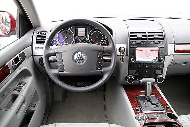 Cockpit: Wir haben die Automatikversion getestet, die 2.175 Euro Aufpreis kostet