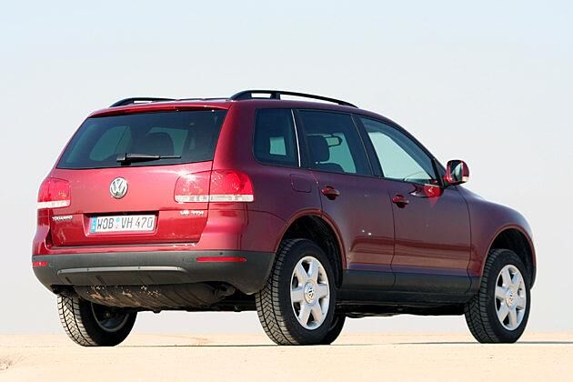 Der Touareg V6 TDI steht serienmäßig auf 17-Zoll-Alurädern