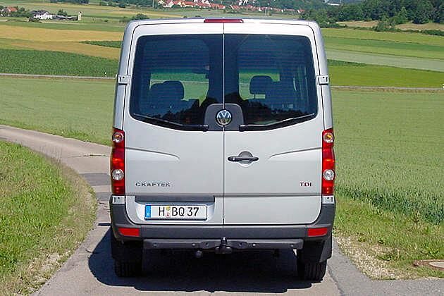 Die von uns gefahrene Version mit Normaldach ist 2,42 Meter hoch