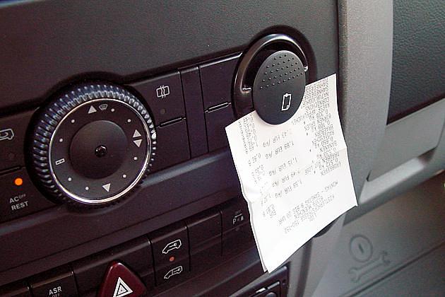 Praktisches Detail: Ein Zettelhalter für Rechnungen, Lieferscheine und dergleichen