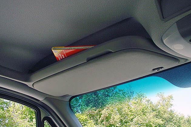 Ablagemöglichkeit unter der Fahrzeugdecke: Hier ist Platz für Landkarten und ähnliches