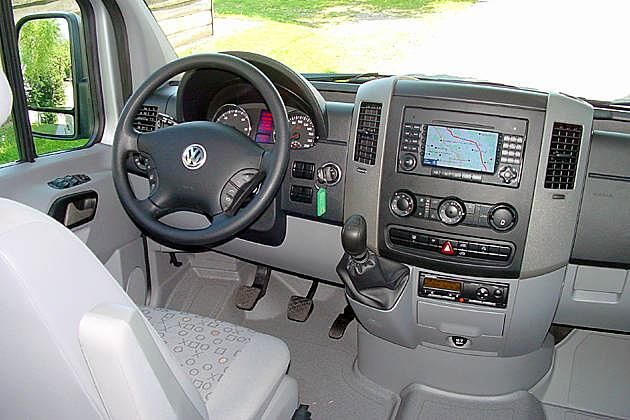 Cockpit: Der Schaltknüppel des serienmäßigen Sechsgang-Getriebes ist griffgünstig angebracht