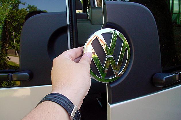 In die Flügeltüren am Heck ist das VW-Logo eingebettet
