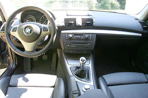 Oben in der Mitte ist die Klappe für den Bildschirm ...