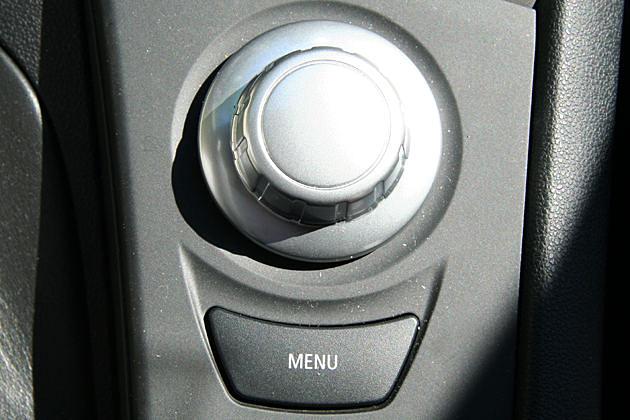 Mit diesen beiden Knöpfen hat man den i-Drive-Bildschirm jederzeit im Griff