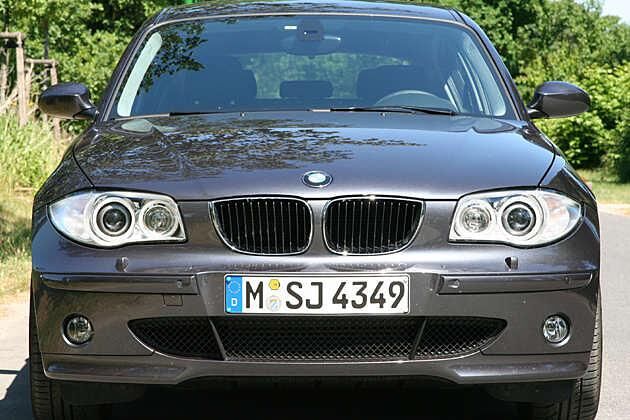 Im Rückspiegel wirkt der 1er nicht gerade niedlich