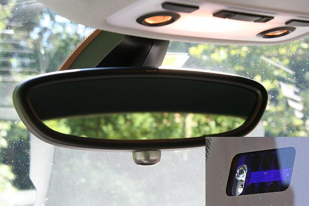 Die breite Spiegel-Halterung beherbergt den Licht- und Regensensor