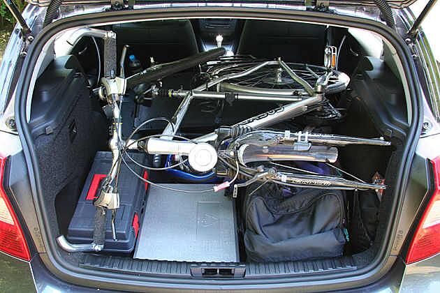 Bei umgelegter Rückbank steht Stauraum für ein Fahrrad zur Verfügung