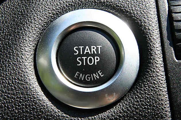 Der Schlüssel muss zwar stecken, aber dann wird per Knopfdruck gestartet