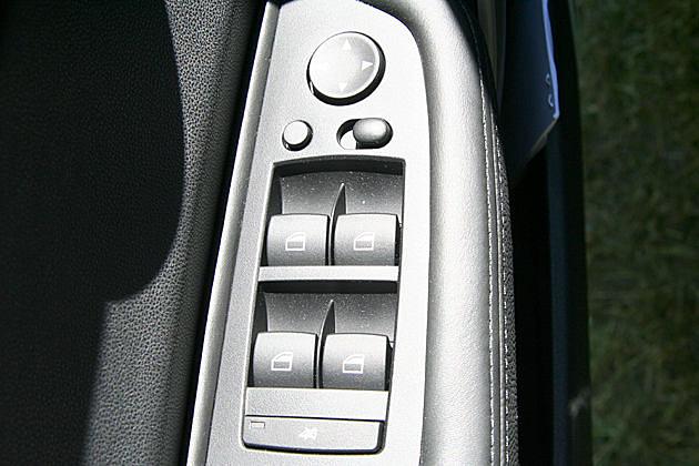 Diese Grundform findet sich mittlerweile sehr häufig: Spiegel- und Fensterverstellung in der Tür