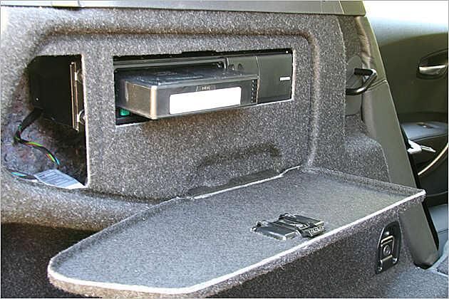 Der CD-Wechsler steckt hinter einer seitlichen Klappe im Kofferraum