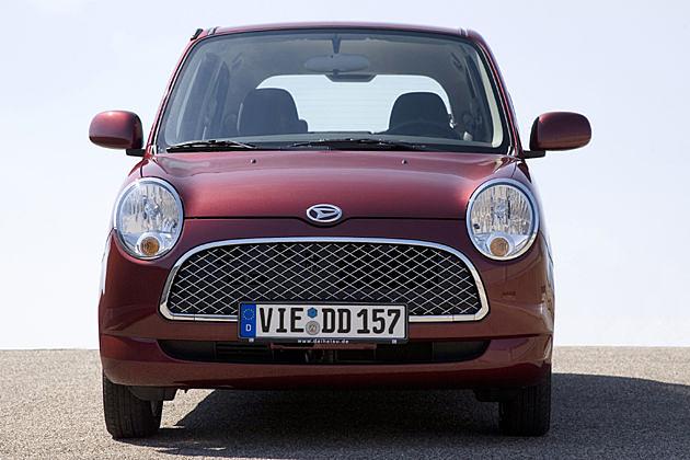 Süßes Lächeln aus großen Scheinwerfer-Augen